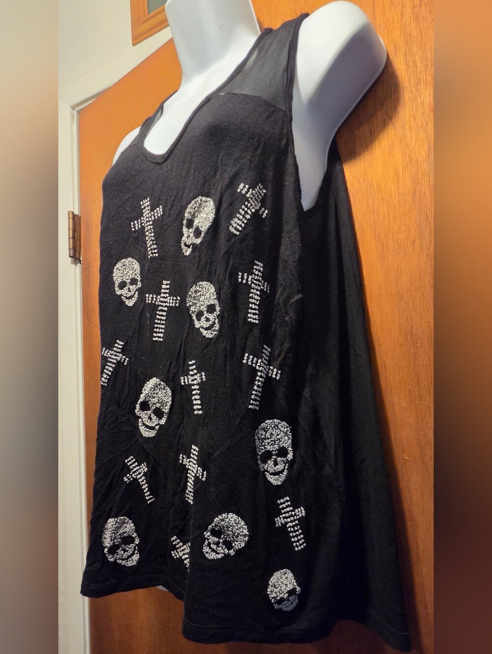 ISSI Black Tank Top White Skull & Cross Details SzM - Picture 3 of 8